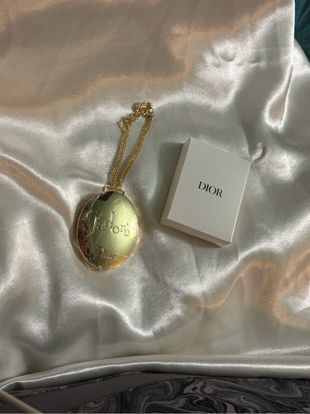 Dior ja'dore gold compact mirror withgold chain - Picture 5 of 6